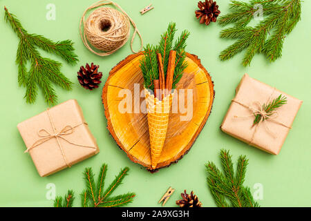 Bio de Noël décor sur fond vert. Zéro déchets de Noël Banque D'Images