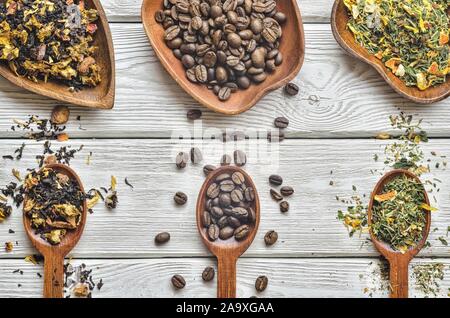 Concept intéressant avec une sélection de boissons. Les grains de café, thé et des herbes sur une table en bois. Banque D'Images