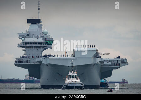 HMS Prince de Galles, la Royal Navy deuxième classe Queen Elizabeth porte avion, navigue dans la base navale de Portsmouth pour la première fois cet après-midi, 16 novembre 2019. Les £3,1 milliards de warship a fait l'objet de huit semaines d'essais en mer dans le Moray Firth. Banque D'Images