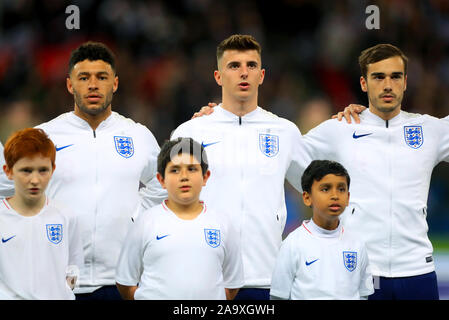 (De gauche à droite) l'Angleterre Alex Oxlade-Chamberlain, Mount Mason et Harry fait un clin d'aligner l'avant du match Banque D'Images