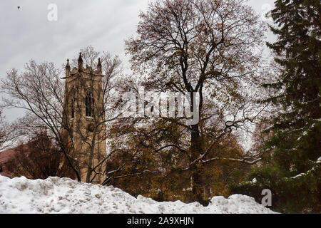 Rochester, New York, USA. Le 15 novembre 2019. Clocher de Saint Paul's Episcopal Church on East Avenue, à Rochester, NY après une chute de neige de l'automne Banque D'Images