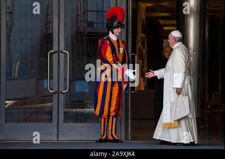 Le pape François salue la garde suisse le devoir, comme il arrive à s'occupe à la session de l'après-midi du Synode des Évêques sur l'Amazonie dans la Salle du Synode au Vatican. Comprend : Le Pape François Où : Cité du Vatican, Saint-Siège Quand : 17 Oct 2019 Credit : IPA/WENN.com **Uniquement disponible pour publication au Royaume-Uni, USA, Allemagne, Autriche, Suisse** Banque D'Images