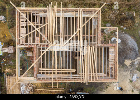 De haut en bas Vue aérienne d'une maison en construction avec le châssis du toit en bois. Banque D'Images