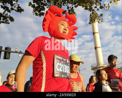 Porteur de vêtements et accessoires à participer au Marathon de Shanghai à Shanghai, Chine, 17 novembre 2019. Banque D'Images