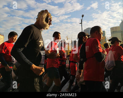 Porteur de vêtements et accessoires à participer au Marathon de Shanghai à Shanghai, Chine, 17 novembre 2019. Banque D'Images