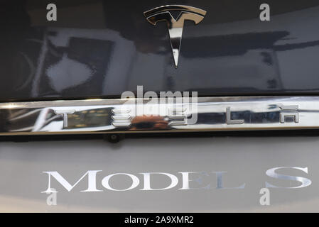 Barcelone, Espagne. 16 Nov, 2019. Logo Tesla vu sur un véhicule à Barcelone. Crédit : John Milner SOPA/Images/ZUMA/Alamy Fil Live News Banque D'Images