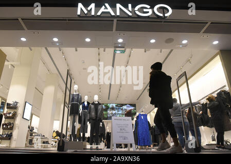 Barcelone, Espagne. 16 Nov, 2019. Mango store vu à Barcelone. Crédit : John Milner SOPA/Images/ZUMA/Alamy Fil Live News Banque D'Images