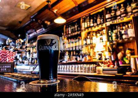 Pinte de Guinness sur la barre à Thomas Connolly pub dans la ville de Sligo, Comté de Sligo, Irlande Banque D'Images