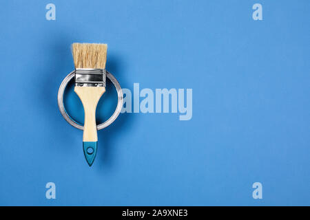 Concept de rénovation. Fond bleu avec la peinture de couleur et un jar brosse. Mise à plat, vue du dessus, copiez l'espace. Banque D'Images