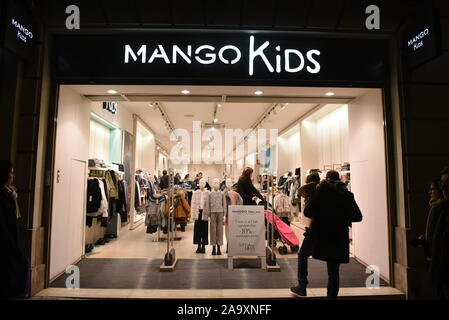 Barcelone, Espagne. 16 Nov, 2019. Mango Kids Store vu à Barcelone. Crédit : John Milner SOPA/Images/ZUMA/Alamy Fil Live News Banque D'Images