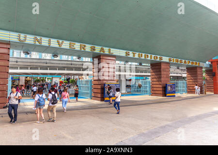 Les visiteurs entrant dans tourisme célèbre parc à thème Universal Studios à Singapour Banque D'Images