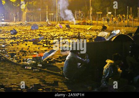 Hong Kong, Chine. 17 novembre, 2019. Les manifestants ont mis le feu à l'entrée de l'Université polytechnique de Hong Kong pour arrêter la police anti-émeute d'entrer. Gonzales : Crédit Photo/Alamy Live News Banque D'Images