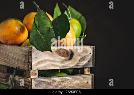 Mandarine avec des feuilles sur un pays à l'ancienne table. Focus sélectif. L'horizontale. Banque D'Images