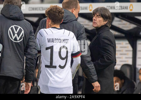 Borussia Mönchengladbach, Deutschland. 17 novembre, 2019. Joachim LOEW (re., Lv ? W, Jogi, coach, Bundescoach, GER) s'occupe des blessés Luca WALDSCHMIDT (GER), frustré, frustré, frustratedet, déçu, déçu, de désillusion, de déception, de tristesse, d'inquiétude, l'anxiété, la moitié de la figure, Halffigur Laenderspiel, Football, championnat d'Europe, Qualification Groupe C, l'Allemagne (GER) - Belarus (BLR) 4 : 0, le 16/11/2019 à Borussia Mönchengladbach/Allemagne. ¬ | Conditions de crédit dans le monde entier : dpa/Alamy Live News Banque D'Images