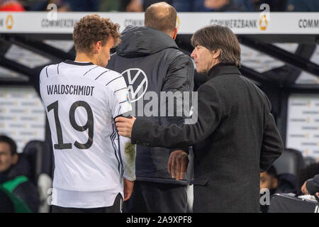 Borussia Mönchengladbach, Deutschland. 17 novembre, 2019. Joachim LOEW (re., Lv ? W, Jogi, coach, Bundescoach, GER) s'occupe des blessés Luca WALDSCHMIDT (GER), frustré, frustré, frustratedet, déçu, déçu, de désillusion, de déception, de tristesse, d'inquiétude, l'anxiété, la moitié de la figure, Halffigur Laenderspiel, Football, championnat d'Europe, Qualification Groupe C, l'Allemagne (GER) - Belarus (BLR) 4 : 0, le 16/11/2019 à Borussia Mönchengladbach/Allemagne. ¬ | Conditions de crédit dans le monde entier : dpa/Alamy Live News Banque D'Images