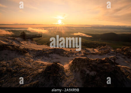 Lever du soleil dans les majestueuses montagnes hiver paysage Banque D'Images