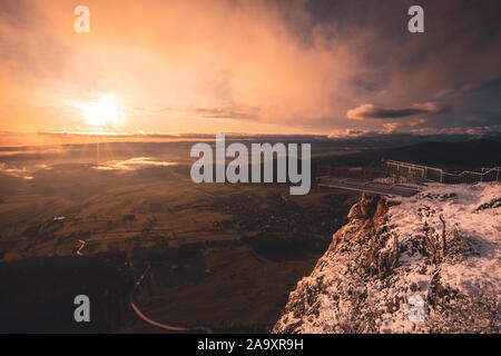 Lever du soleil dans les majestueuses montagnes hiver paysage Banque D'Images