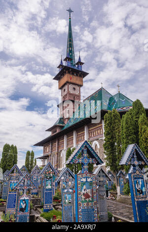 Tombes et la naissance de la Vierge Marie l'église le Cimitirul Vesel - Cimetière Joyeux, célèbre cimetière dans le village de Sapanta Maramures, Roumanie dans Banque D'Images