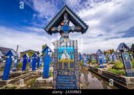 Les pierres tombales sur célèbre Cimitirul Vesel - Cimetière Joyeux, célèbre cimetière dans le village de Sapanta, situé dans la région de Maramures, Roumanie Banque D'Images