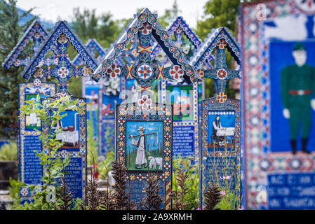 Cimitirul Vesel - Cimetière Joyeux, célèbre cimetière dans le village de Sapanta, situé dans la région de Maramures, Roumanie Banque D'Images