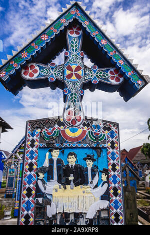 Cimitirul Vesel peint sur pierre tombale - Cimetière Joyeux, célèbre cimetière dans le village de Sapanta, situé dans la région de Maramures, Roumanie Banque D'Images