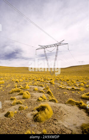 Les tours des lignes électriques dans l'Altiplano (haut plateau andin) à 4200 mètres au dessus du niveau de la mer, désert d'Atacama, région d'Antofagasta, Chili, Amérique du Sud Banque D'Images