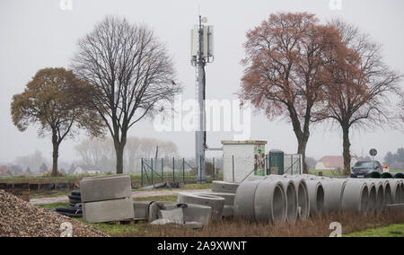 Hemmingen, Allemagne. 18 Nov, 2019. Une station de base de téléphone mobile (mât) est situé sur la route fédérale B3 dans la région de Hanovre. Le gouvernement fédéral veut améliorer la réception du téléphone mobile et Internet en Allemagne au cours des deux prochaines années. Credit : Julian Stratenschulte/dpa/Alamy Live News Banque D'Images