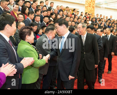 (191118) -- BEIJING, 18 novembre 2019 (Xinhua) -- Wang Huning, membre du Comité permanent du Bureau politique du Parti communiste chinois (PCC) Comité Central et un membre du secrétariat du Comité central du PCC, rencontre les représentants de la 5ème congrès de la Fédération chinoise des entrepreneurs chinois d'outre-mer à Beijing, capitale de Chine, le 18 novembre 2019. (Xinhua/Huang Jingwen) Banque D'Images