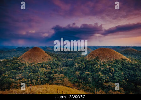 Collines de chocolat de Bohol Island Philippines Photo. Paysage Nature Paysage. Vue imprenable sur Monte, jungle sauvage et nuageux Ciel d'orage. Photographie panoramique sur l'Asie l'écorégion montagneuse Banque D'Images