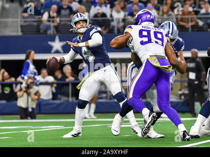 Nov 10, 2019 : Dallas Cowboys quarterback Dak Prescott # 4 lors d'un match de la NFL entre les Minnesota Vikings et les Dallas Cowboys à AT&T Stadium à Arlington, TX Dallas battu Minnesota 28-24 Albert Pena/CSM Banque D'Images