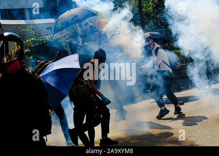 Hong Kong, Chine. Novembre 18, 2019, Hong Kong, Chine : la police anti-émeute fire des gaz lacrymogènes sur les manifestants au cours d'une manifestation en Jordanie district de Hong Kong, Chine. Comme la crise a continué à Hong Kong, les manifestants se sont heurtés à la police près de l'Université polytechnique de Hong Kong à Kowloon, menant à de multiples arrestations et blessures. Credit : Keith Tsuji/ZUMA/Alamy Fil Live News Banque D'Images