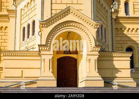 NIZHNY NOVGOROD, RUSSIE - Septembre 28, 2019 - Vue de la Cathédrale du Saint Alexandre Nevski Prince béni, dans le matin d'automne Banque D'Images