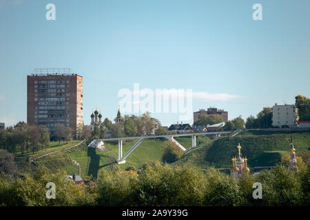 NIZHNY NOVGOROD, RUSSIE - Septembre 28, 2019 - vue d'été de la passerelle au-dessus de la descente de la rue de La Poste Banque D'Images