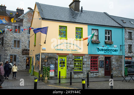 Drapeau irlandais et traditionnelles et celtiques Claddagh bijouterie et magasin de souvenirs dans le comté de Glaway, Irlande Banque D'Images