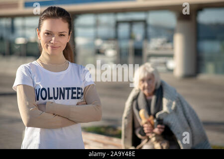 Bénévole aux yeux noirs wearing white shirt motivé Banque D'Images