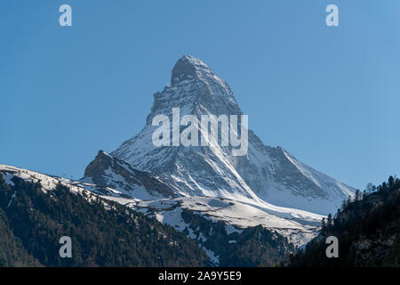 Panorama de l'Est et le Nord fait face à du Cervin à Zermatt, Suisse durant le printemps. Banque D'Images