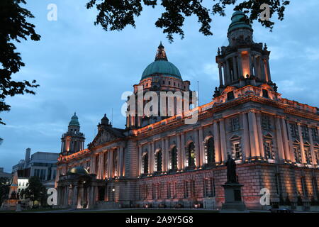 Twilight sur Belfast City Hall Building, Belfast, Irlande du Nord, Royaume-Uni Banque D'Images