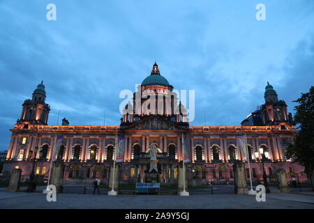 Twilight sur Belfast City Hall Building, Belfast, Irlande du Nord, Royaume-Uni Banque D'Images