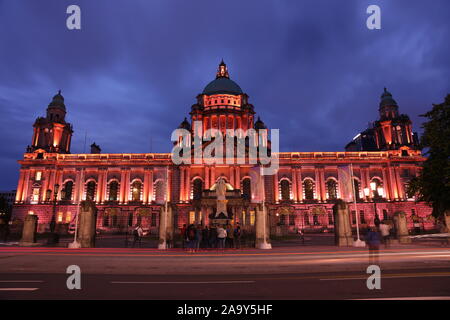 Twilight sur Belfast City Hall Building, Belfast, Irlande du Nord, Royaume-Uni Banque D'Images