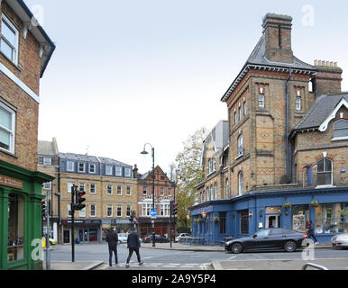 Cafés, boutiques et pub sur Church Road, Crystal Palace, Londres, Royaume-Uni. Montre Brown & café vert (à gauche), White Hart pub (à droite). Westow Street en arrière-plan. Banque D'Images