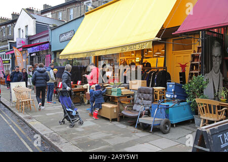 Boutiques d'occasion sur Church Road, Crystal Palace dans le sud de Londres, au Royaume-Uni. Magasins de vente de meubles, vêtements, livres et ménage bric-à-brac. Banque D'Images
