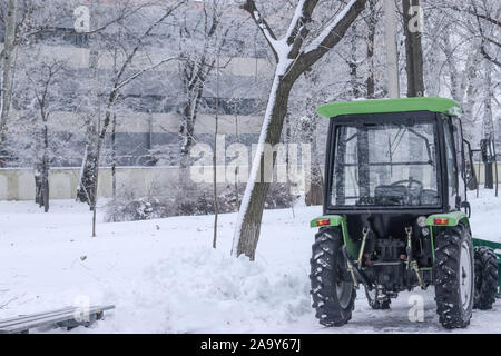 Le tracteur pour le déneigement dans les parcs et dans les rues de la ville Banque D'Images