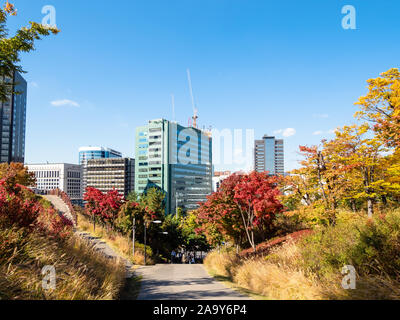 Séoul, Corée du Sud, le 4 novembre 2019 : les touristes en chemin dans le parc Namsan sur Nam Mountain View et de bâtiments modernes à Jung-gu de Séoul City o Banque D'Images