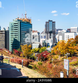 Séoul, Corée du Sud, le 4 novembre 2019 : Tourisme ou voie de maisons modernes dans le quartier de Jung-gu dans le parc Namsan sur Nam Mountain et vue de ville de Séoul Banque D'Images
