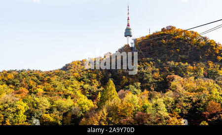 Séoul, Corée du Sud, le 4 novembre 2019 : vue de la Tour N de Séoul sur le dessus du Mont et envahi par la Nam remontées au-dessus des arbres de Namsan Park dans la ville de Séoul sur Sun Banque D'Images