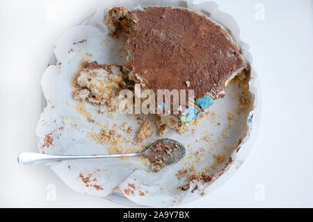 Gâteau dans une boîte pour un gâteau vue d'en haut. Un morceau de gâteau dans une boîte et une cuillère à café libre. Les restes de gâteau de Kiev. De délicieux gâteaux d'anniversaire. Banque D'Images