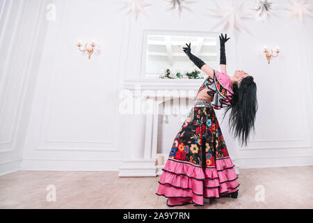 Superbe Gypsy Woman dancing. photo avec un espace réservé au texte Banque D'Images