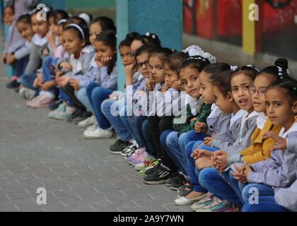 18 novembre 2019, la ville de Gaza, bande de Gaza, territoire palestinien occupé : étudiants palestiniens jouer pendant une journée divertissante dans leur école géré par l'organisation des secours et de travaux des Nations Unies (UNRWA), dans la ville de Gaza, le 18 novembre 2019. Matthias Schmale, directeur des opérations de l'UNRWA à Gaza, a exprimé "nous devons reconnaître et aborder les effets psychologiques, la peur et le traumatisme durable tels les escalades laisser sur la population qui a vu 34 Palestiniens tués, dont huit enfants et trois femmes, ainsi que 111 blessés, dont 51 enfants et 11 femmes (crédit Image : © Ashraf Amra/APA Banque D'Images