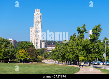 Vue depuis le parc Schenley vers la cathédrale de tour d'apprentissage à l'Université de Pittsburgh, quartier d'Oakland, Pittsburgh, Pennsylvanie, USA Banque D'Images