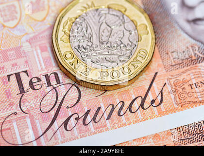Pound Coin sur une note de dix livres, monnaie britannique, Close Up Banque D'Images